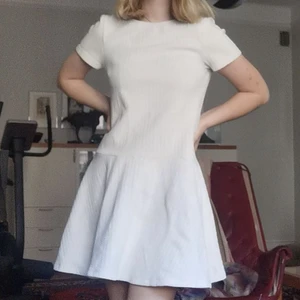Vit klänning - Till er som har panik i för studenten eller vill ha en vit sommarklänning som är superbäkväm, inte för kort och inte för tight! Köpt för 1800 för många år sedan. Det står XS men den är oversized så beror på hur man vill att den ska sitta, jag är 170 och min midja är 67.