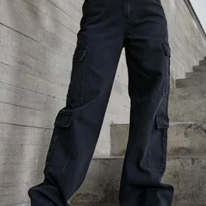 Cargo byxor - svarta cargo byxor från shein som jag beställde nyss. aldrig använda pga för stora. materialet är sjukt bra. hör av er vid intresse eller om ni undrar något!!💓