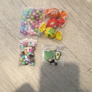 Kitt - Detta kittet innehåller : 3 Bim Bom , en päl mix med olika pälor och berlocker, en annan mix och ett klistermärke med ett grönt hjärta en avokado en  fjäril en rosett en snäcka och lite platta pälor ✨😊💖den sista bilden är extran man får 💖🌸finns bara ett kitt ☝️ 🌸😊💖✨