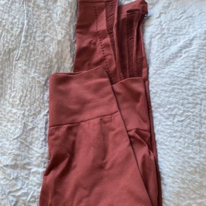 Tights med scrunch  - Superfina tights med scrunch. Formar rumpan fint. Storlek S!