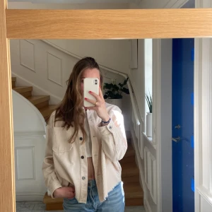 Beige vårjacka - En fin Manchesterjacka som har passformen som en jeansjacka. Perfekt in när det börjar bli lite varmare. Endast använd fåtal gånger. Köparen står för frakt lock pris kan diskuteras💕💕