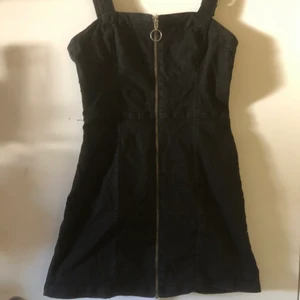 Svart jeans klänning - Säljer en svart jeansklänning med dragkedja på framsidan. Plagget är i bra skick, säljer för att den är för liten. Frakten ingår i priset.