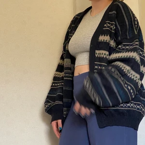 Vintage stickad tröja/cardigan  - Vintage cardigan med mönster. Jag har köpt den second hand, då det finns ingen storlek på den. Jag skulle säga den är herr L/XL. 