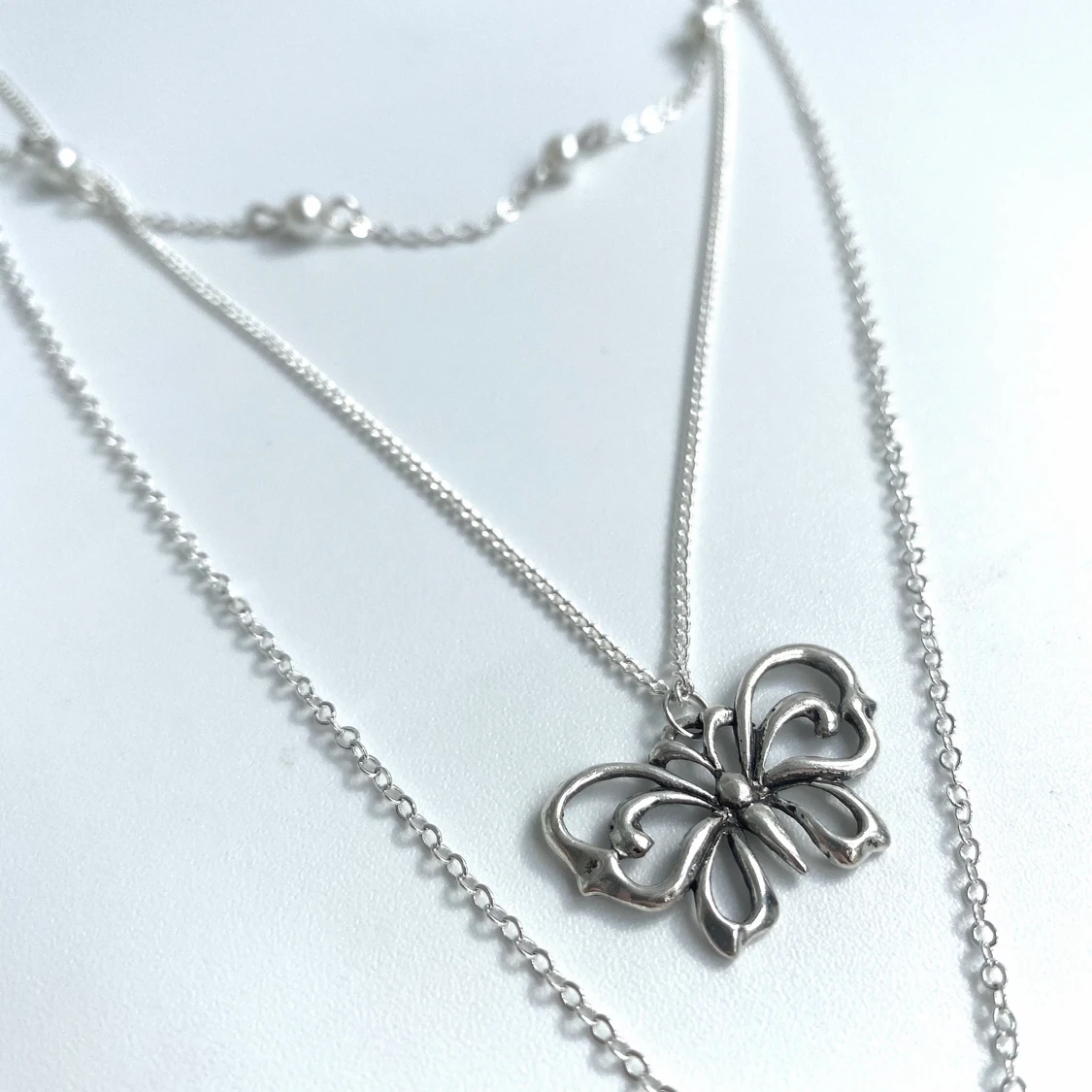 Tredelat silverhalsband