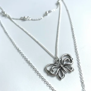 Tredelat silverhalsband - Halsband som är tredelat med fjärils berlock och vaxade vita pärlor🤍