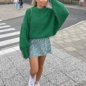 Grön stickad tröja - Säljer nu återigen min gröna stickade tröja då jag tidigare varit osäker på om den ska säljas. Super fin och bra kvalitet 