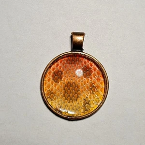 Berlock gjorda på ormskinn  - Historia, ömsat ormskinn bevarat i smycken!  På Tales Of Scales görs smycken på ömsat skin, i detta fallet från en trynsnok! Checka in @tales.of.scales.swe på instagram för törre utbud. Btw. Frakten är 15kr, ej 39kr som Plick säger :)