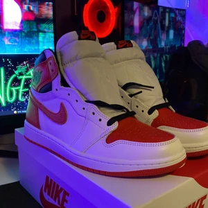 Jordan 1 High OG Retro ”Heritage” - Fin sko med de populära ”Chicago” färgerna. Helt oanvända och hel orginallåda. Köpta från Nike, fråga om kvitto eller fler bilder 💕