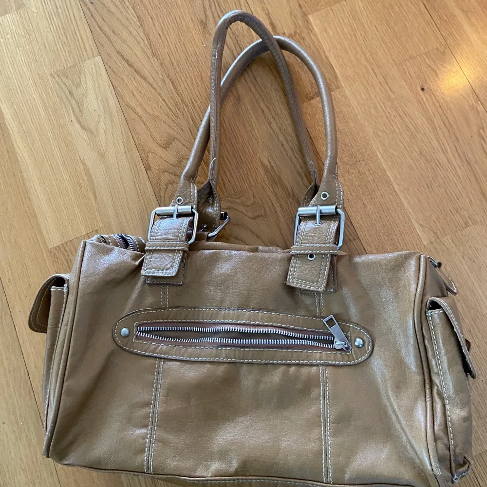 En brun handväska från Åhléns i helt ok skick. Väskor.