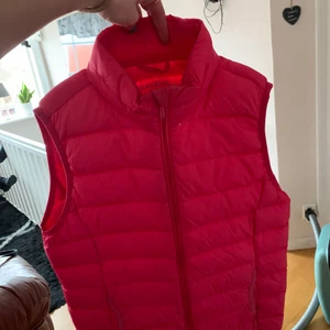 Väst - Rosa helt ny väst i barn storlek men sitter som XS