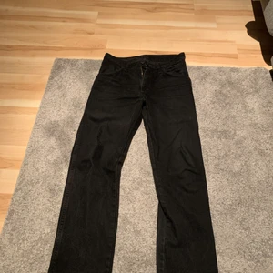 Vintage jeans W30 L30 - Rätt tajta i midjan så skulle säga att storleken på midjan stämmer inte. Skulle istället säga W28 L30