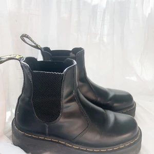 Chelseaboots platå dr martens - Säljer nu mina älskade Chelsea från Dr Martens med platå som jag köpte i höstas bara så dom är inte mycket använda än! Kan inte ha dom då min sjukdom får benen o fötterna att svälla ibland o de blir för tighta. Skitsnygga skor som går att använda året om till alla outfits! Nypris ca 2000kr