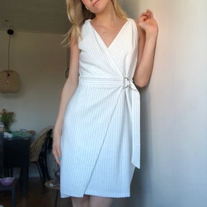 Vitrandig klänning!!! - Så fin klänning från trendyol, använd ett fåtal gånger, den är som ny!! Passar till student men också till andra tillfällen❤️ storlek 34/XS/S