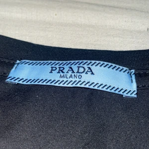 Prada T-shirt Xl - Prada T-shirt med upphöjd logga. Replika alltså inte Äkta  men ser riktigt bra ut. Storlek XL 