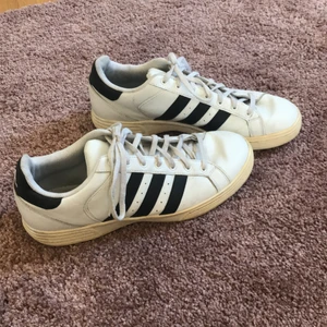 Adidas skor! - Adidas skor, strl 43/1/3. Typ läder/skinn, helt okej skick! 100+frakt. 🌸