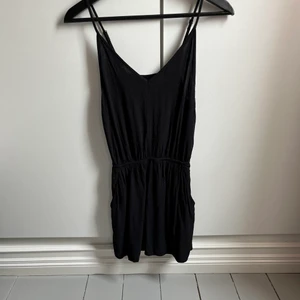 Playsuit - Playsuit från H&M. Hel och fin utan skavanker. Tvättas självklart innan den skickas då den hängt ett bra tag! Säljes för fraktpriset!