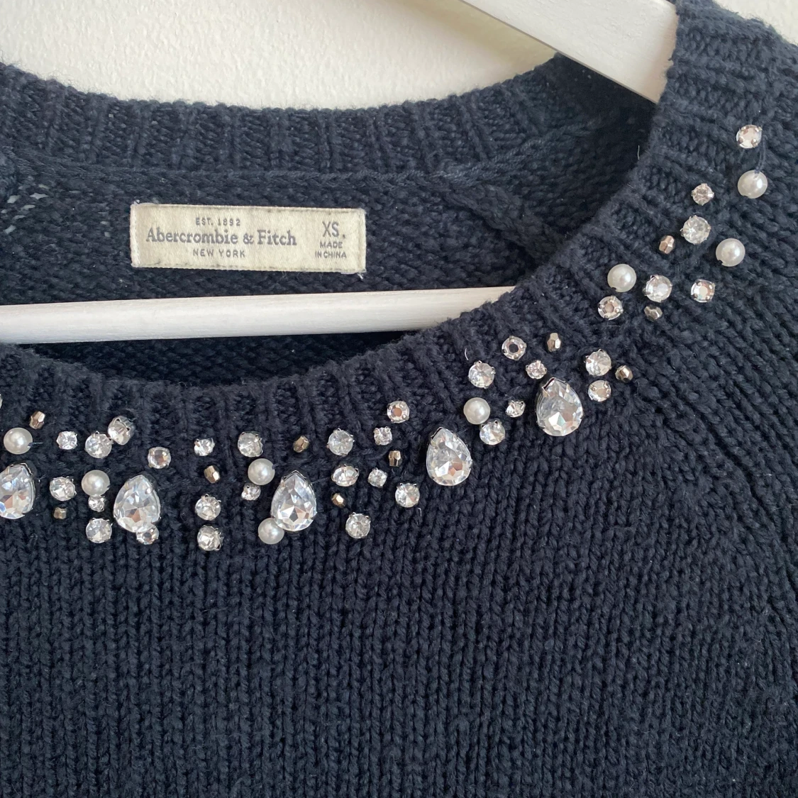 Stickad tröja med stenar