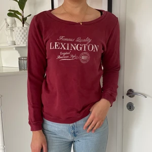 Sweatshirt lexington  - Röd tröja från lexington med fin urringning och fint skick. Storleken är M och jag är 178cm lång 