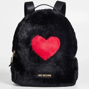 LOVE MOSCHINO MINI BACKPACK - Hej! Säljer en helt oanvänd mini ryggsäck från Love Moschino som jag fick i födelsedagspresent men inte riktigt passar mig. Har tyvärr inte kvitto men är självklart äkta. Suuuupersöt, skriv för fler bilder ❤️