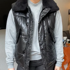 Vest - Glansig vest med fuskpäls på kragen