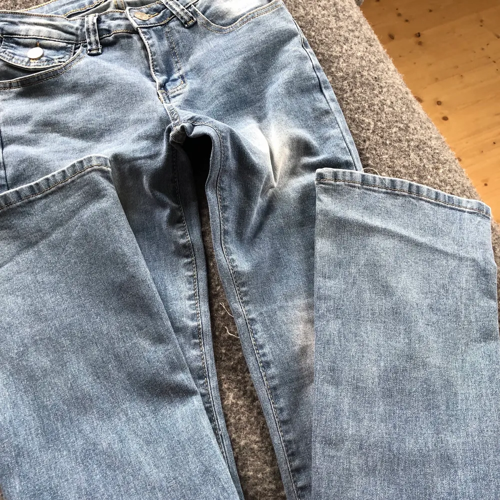 Jag säljer mina low waist byxor från SHEIN eftersom att jag råkat köpa två. Dem är i st xs men är ganska stretchiga så kan vara s. Pris kan diskuteras 💕💕. Jeans & Byxor.
