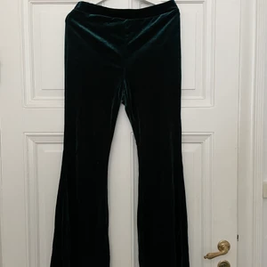 Coola byxor i sammet   - Ett par utsvängda mörkgröna byxor i velvet/sammet. Supercoola, köpta på Shein i storlek L. Tyvärr är de för tajta för mig, så passar mer stork S-M. Lite hippie/fairygrunge känsla och passar perfekt nu till sommaren ☀️ Frakten ingår i priset. 