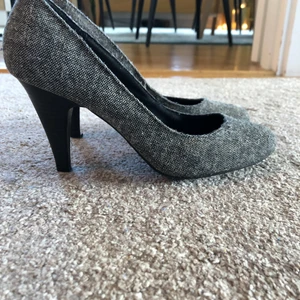 Högklackade skor strl 38/39 - Högklackade skor i grått tyg. 
