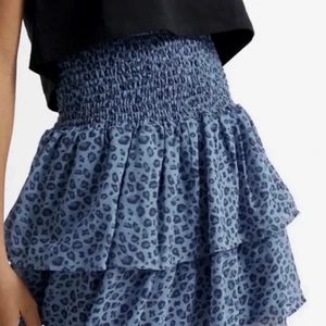 Volang kjol - Skitfin volang kjol med leopard mönster från Kappahl i storlek 170!💕 jättefin kjol som passar perfekt till sommaren!💓 skriv privat om du är intresserad eller har frågor! 