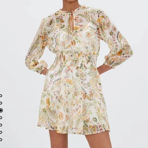 sommarklänning  - Säljer världens sötaste klänning med så fina färger och mönster💕 Jättefin passform och helt oanvänd😇🤌🏼🌺 hör av er vid intresse✨❤️‍🔥