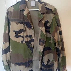 Vår/höst jacka i militärmönster - Tunn och oversized jacka. Storlek 36/38