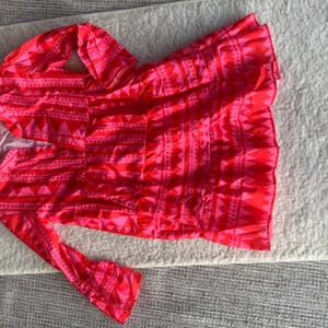 Klänning i storlek S - Fin klänning som inte kommit till användning. Köpare står för fraktkostnad