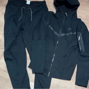 Nike tetch - Svart, storlek M i båda. Säljer billigt 750kr för båda delarna, byxorna är det ända som går att köpa separat för dom är för korta i benen för mig annars säljs hela settet tillsammans☺️