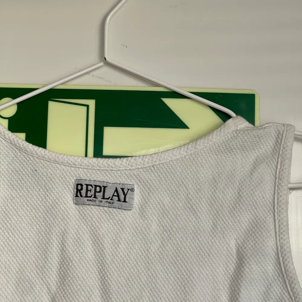 Vitt Replay linne i tunnt och somrigt tyg, loose-fit så skulle säga ungefär M i storlek✨. Toppar.