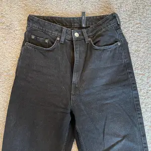 💕Säljer dessa fina svarta weekday jeansen då de tyvärr är för små. Jeansen är i storlek W25. Dessa jeans passar perfekt till allt💕