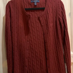 Kofta Gant  - Ribbad stickad kofta från Gant, väldigt fint skick! Strl M