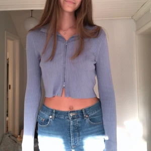 Blå monki tröja  - Jättefin tröja från monki i ribbat material, kan bäras på olika sätt! 