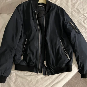 Rockandblue bomberjacka - Snygg och varm jacka från Rockandblue. Stl 40 men är liten i storleken. Mycket fint skick