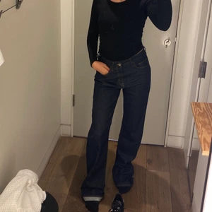 Zara jeans - Tryck ej på köp direkt funktionen! (Detta är min egna bild men på ett par jättelika jeans!!) mörkblå jeans från zara, supersnygga! Andra bilden är den exakta modellen