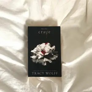 Crave av Tracy Wolff  Bra skick, läst en gång  Säljer för 40kr + 59kr frakt 