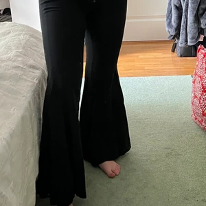 Zara bootcut - Byxor från zara i bootcut, lågmidjade och hela. Storlek S