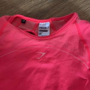 Säljer en rosa gymsharktröja