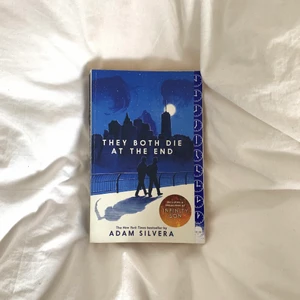 Bok: They both die at the end av Adam Silvera  - They Both die at the end av Adam Silvera  Bra skick, lite nött på kanterna  Säljer för 50kr + 49kr frakt 