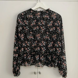 Blommig blus - Jätte fin blommig blus från H&M. Använd ett par gånger men i gott skick. Storlek 36.