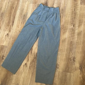 Gråa kostymbyxor  - Gråa kostymbyxor som tyvärr har blivit för små på mig. Har använts en hel del så därav är de lite slitna men inget som tydligt märks. Är i storlek 36. Säljer för 50kr men köparen får själv stå för frakten. Tar endast Swish!🫶🏼🥰