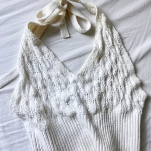 Benvit stickad topö - Jätte fin stickad topp i toppen skick!  Benvit  Byter gärna plagg. ♻️ Betalning via Swish, frakt tillkommer.💌  Köp direkt för 200