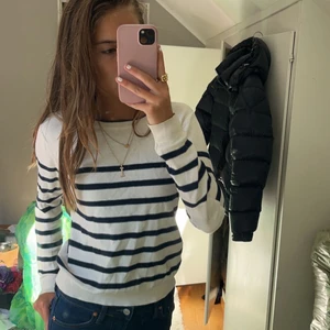Randig tröja - Säljer superfin randig tröja köpt för flera år sen❤️❤️ jättefint material och superbra skick😍 NYPRIS 370 kr, MITT PRIS 199 kr🥰🥰