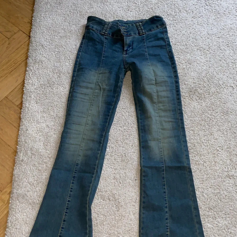 Jättesnygga lågmidjade jeans. Superfint skick och nästan helt nya.   Kan sitta olika beroende på längd. Men skulle säga att det är xs/s/m . Jeans & Byxor.