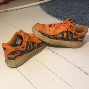 Nike air force halloween  - Säljer mina Nike air force halloween special, som har glow in the dark sula. Jag köpte dom på SNS för 1400kr. Jag har tyvärr inte kvitto eller skolåda. Det mest märkvärdiga slitaget är  i insidan av skon vid hälen och på hälen på sulan, men de funkar fint