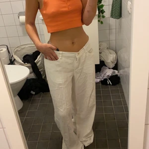 Linnebyxor  - Säljer mina linnebyxor då dom tyvärr var för stora på mig, aldrig använda endast testadade! Raka i benen och har hylsor för skärp i midjan. Storlek 36🦋💕