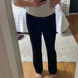 Liknande juicy cotoure byxor - Ett par mjukisbyxor som liknar de populära juicy cotoure byxorna!😚 jätte jätte sköna och snygga💞 storlek M, men är små i storleken, så passar XS-M (ja har S och dem passar mig)